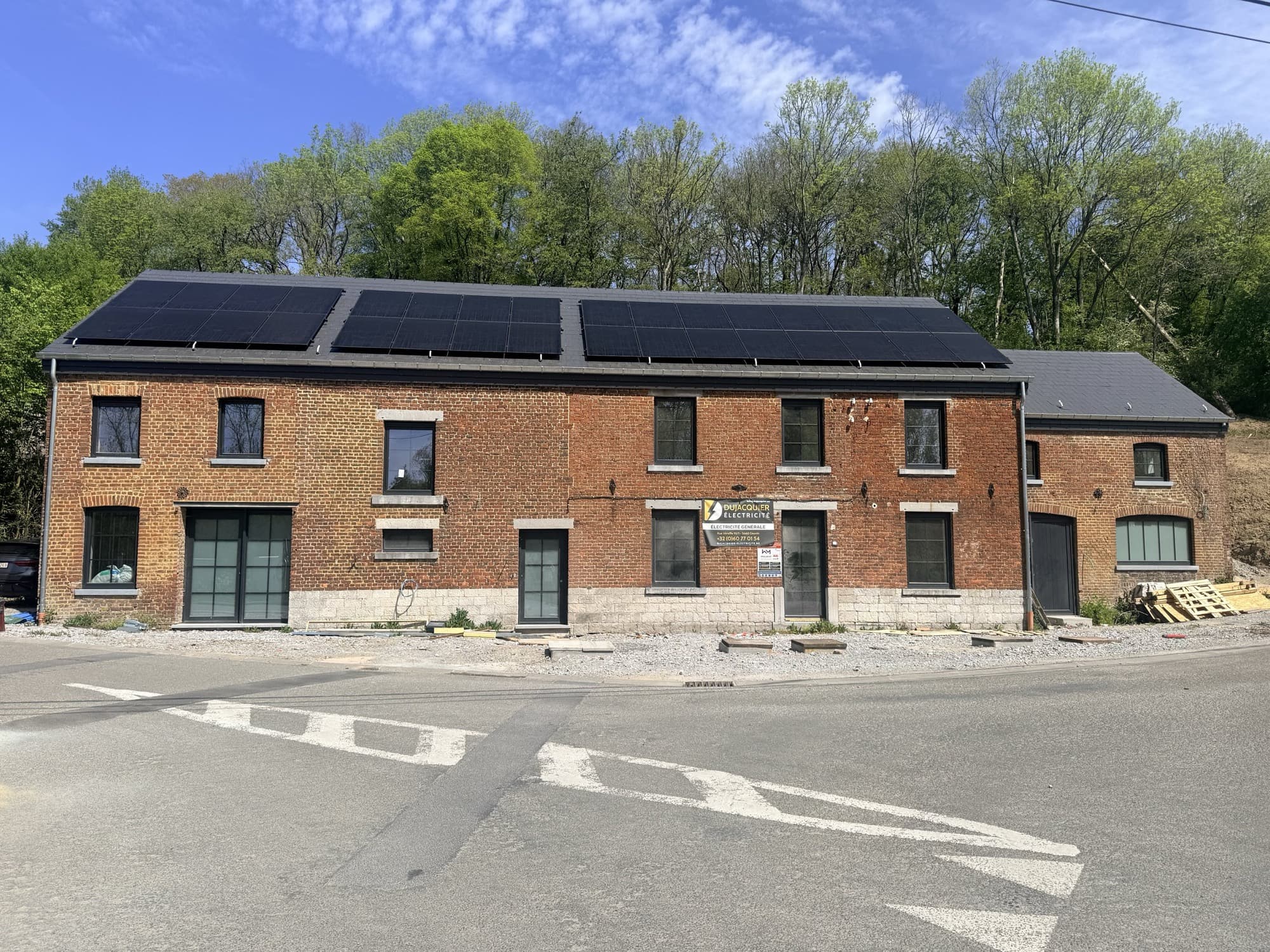 Façade en briques de la fermette rénovée en 2026