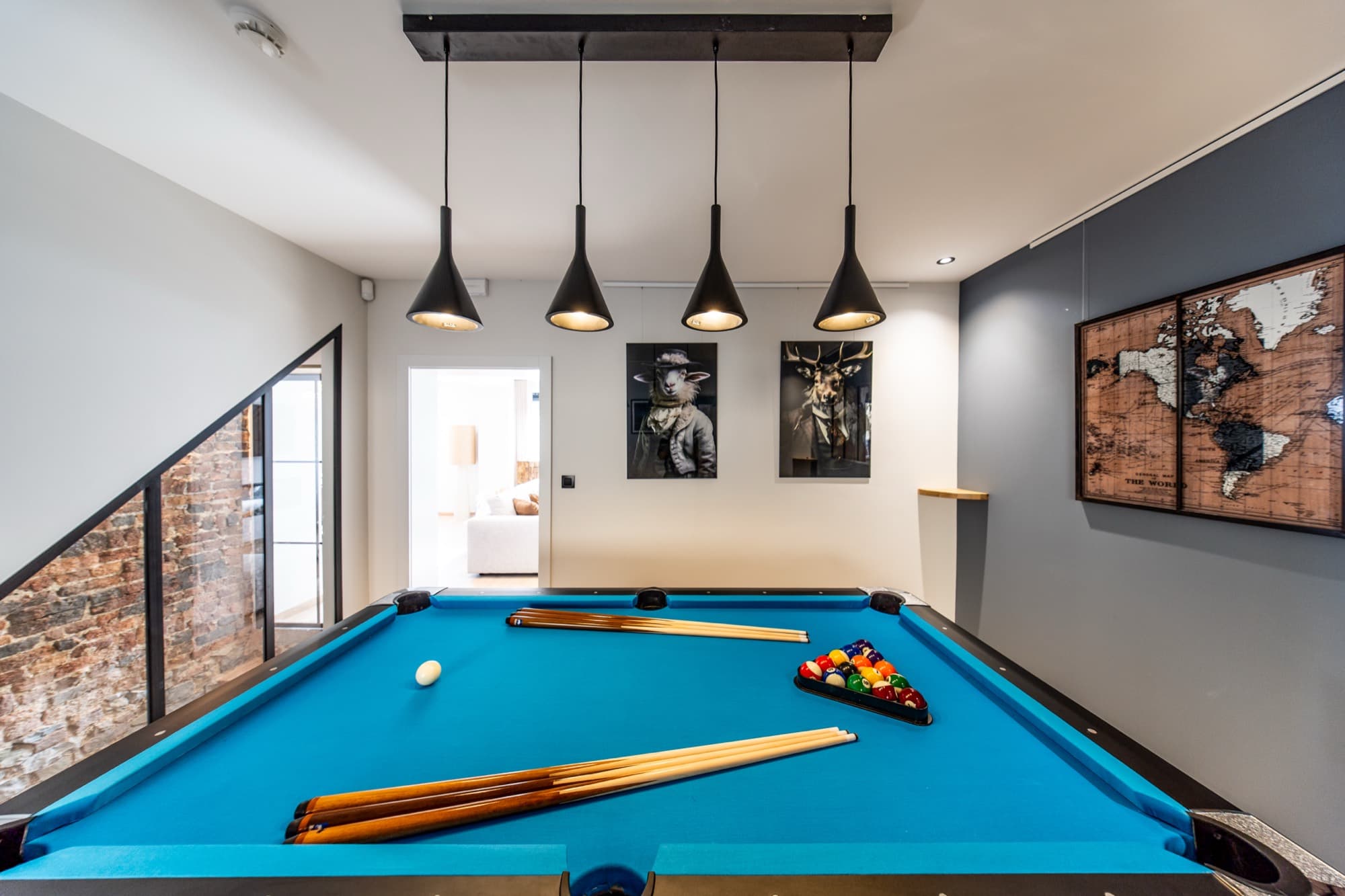 Table de billard américain dans la pièce de vie